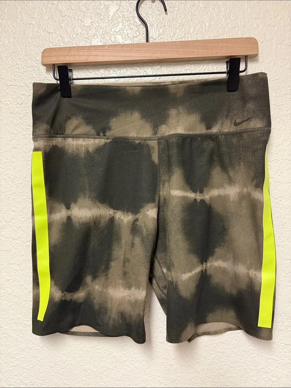 NIKE One Luxe 7” Olive Tie-Dye Bike Shorts  Neon Yellow Side Stripes Size Large